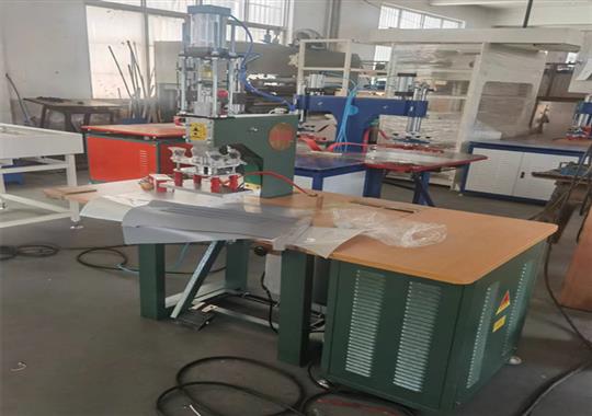 非標定制單頭腳踏式高頻機調試成功--無(wú)錫金電高周波廠(chǎng)家